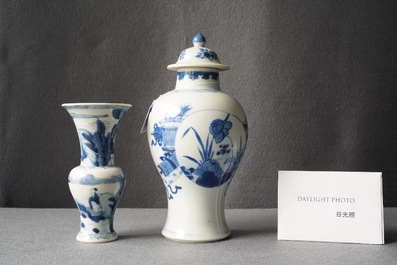 Twee Chinese blauw-witte vazen, Kangxi