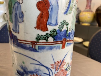 Un vase en porcelaine de Chine wucai &agrave; d&eacute;cor de figures dans un paysage, &eacute;poque Transition