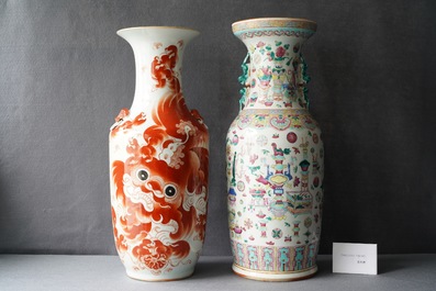A Chinese famille rose 'antiquities' vase and an iron red Buddhist lion vase, 19/20th C.