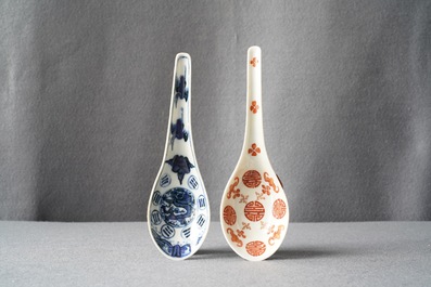 Deux cuill&egrave;res en porcelaine de Chine en bleu et blanc et en rouge de fer, marque et &eacute;poque de Daoguang et de Guangxu