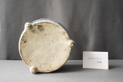 Een Chinese blauw-witte driepotige wierookbrander met draken, Ming