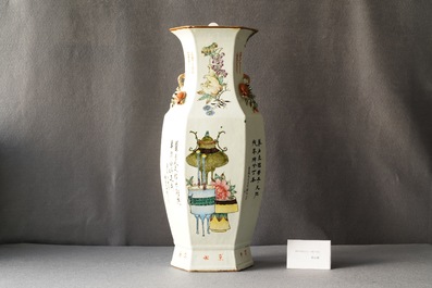 Un vase de forme hexagonale en porcelaine de Chine qianjiang cai, 19/20&egrave;me