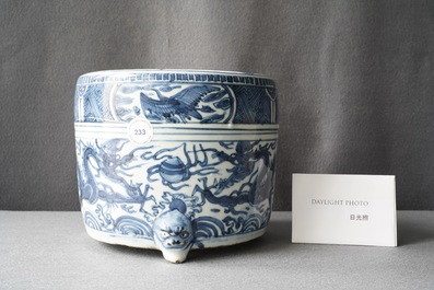 Een Chinese blauw-witte driepotige wierookbrander met draken, Ming