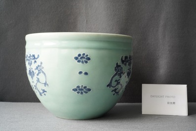 Une jardini&egrave;re en porcelaine de Chine &agrave; d&eacute;cor en bleu et blanc sur fond c&eacute;ladon, Qianlong