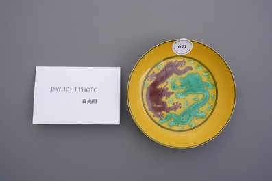 Une coupe en porcelaine de Chine &agrave; d&eacute;cor de dragons sur fond jaune, marque et &eacute;poque de Guangxu