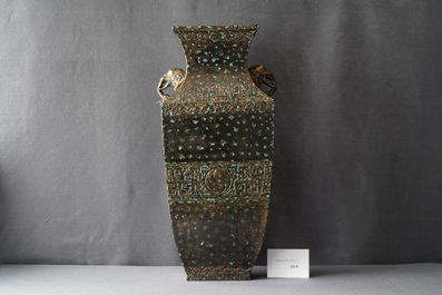 Een Chinese vaas met imitatie-bronzen glazuur, Qianlong merk, Republiek