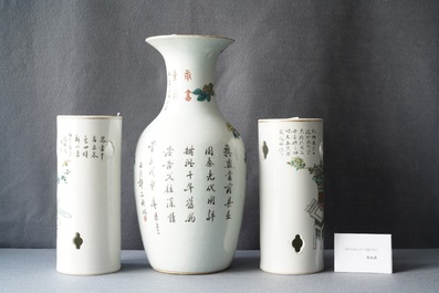 Twee Chinese qianjiang cai hoedensteunen en een vaas met antiquiteiten, 19/20e eeuw