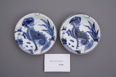 Une paire de coupes en porcelaine d'Arita en bleu et blanc &agrave; d&eacute;cor de qilins, Japon, Edo, 17/18&egrave;me