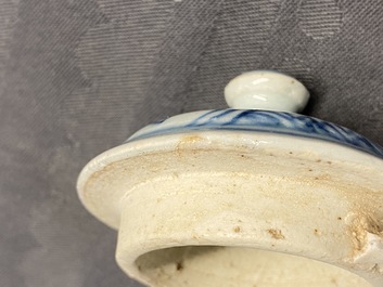 Une verseuse &agrave; vin couverte en porcelaine de Chine en bleu et blanc, Wanli