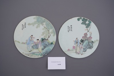 Deux plaques de forme ronde en porcelaine de Chine famille rose, R&eacute;publique