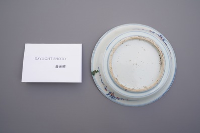 Une coupe en porcelaine de Chine wucai &agrave; d&eacute;cor de calligraphie, &eacute;poque Transition