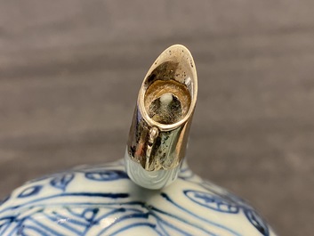 Une verseuse &agrave; vin couverte en porcelaine de Chine en bleu et blanc, Wanli