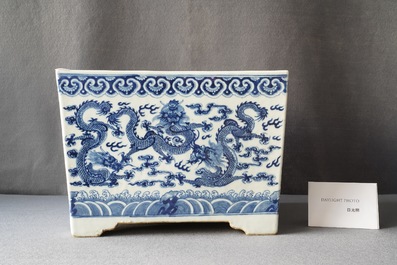 Een Chinese vierkante blauw-witte 'draken' jardini&egrave;re, 19e eeuw