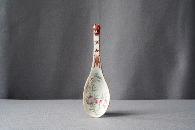 Een Chinese famille rose lepel met 'negen perziken' decor, Guangxu merk en periode