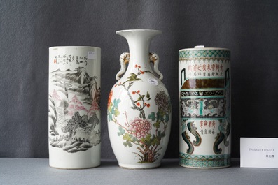 Un vase et deux porte-chapeaux en porcelaine de Chine famille rose, 19/20&egrave;me