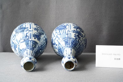 Een paar Chinese blauw-witte flesvormige vazen met knoflookhals, Wanli