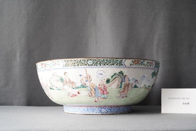 Un grand bol en &eacute;maux de Canton &agrave; d&eacute;cor de lettr&eacute;s, Chine, Yongzheng/Qianlong