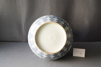 Un vase de forme hu en porcelaine de Chine en bleu et blanc, 19&egrave;me