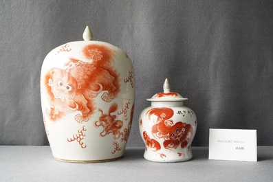 Quatre vases en porcelaine de Chine &agrave; d&eacute;cor en rouge de fer de lions bouddhistes, 19/20&egrave;me