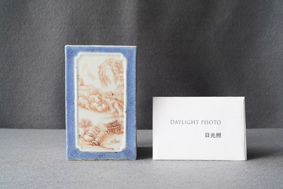 Un pot &agrave; pinceaux de forme carr&eacute;e en porcelaine de Chine, marque de Qianlong, R&eacute;publique