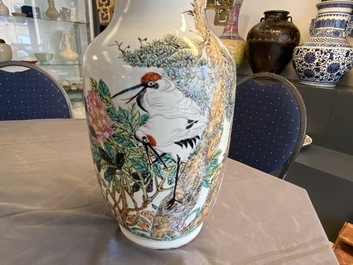 Un vase en porcelaine de Chine qianjiang cai &agrave; d&eacute;cor d'un paysage, 19/20&egrave;me