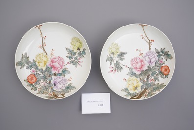 Une paire de plats en porcelaine de Chine famille rose &agrave; d&eacute;cor floral, marque de Qianlong, R&eacute;publique