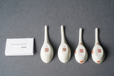Deux paires de cuill&egrave;res en porcelaine de Chine, dont une marque et &eacute;poque de Daoguang