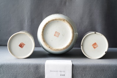 Deux porte-chapeaux et un vase en porcelaine de Chine qianjiang cai, 19/20&egrave;me