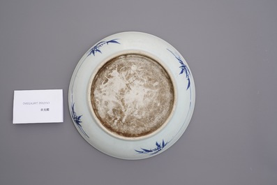 Un plat en porcelaine de Chine en bleu et blanc &agrave; d&eacute;cor d'un p&ecirc;cheur, Yongzheng