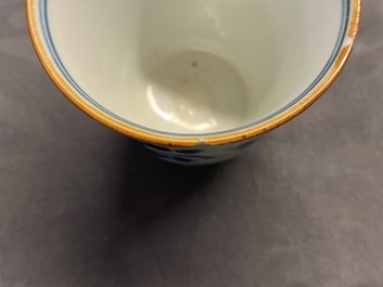 Deux tasses &agrave; vin et un bol sur piedouche en porcelaine de Chine en bleu et blanc, &eacute;poque Transition