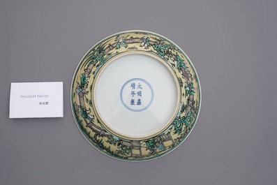 Un plat en biscuit &eacute;maill&eacute; verte &agrave; d&eacute;cor 'Les trois amis de l'hiver', marque de Jiajing, 18/19&egrave;me