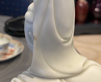 Une figure de Guanyin en porcelaine blanc de Chine, marque en creux, 19/20&egrave;me