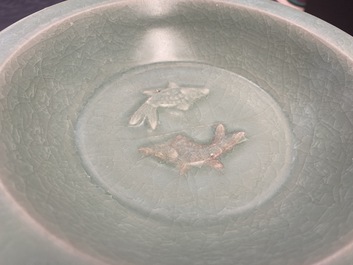 Un plat en porcelaine de Chine c&eacute;ladon de Longquan &agrave; d&eacute;cor des 'deux poissons', Song
