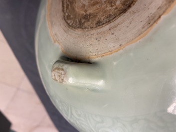 Un br&ucirc;le-parfum tripod en porcelaine de Chine c&eacute;ladon monochrome &agrave; d&eacute;cor floral incis&eacute;, Kangxi