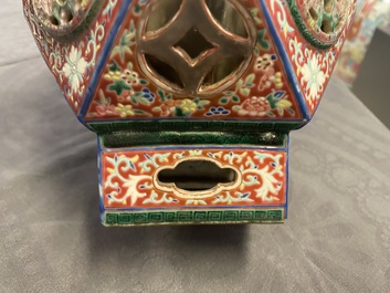 Un vase en porcelaine de Chine famille rose &agrave; int&eacute;rieur amovible, 19/20&egrave;me