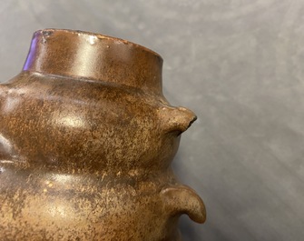 Un vase en gr&egrave;s porcelaineux &agrave; &eacute;mail brun monochrome, Song