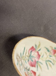 Une grande cuill&egrave;re en porcelaine de Chine famille rose &agrave; d&eacute;cor 'neuf p&ecirc;ches', marque et &eacute;poque de Guangxu