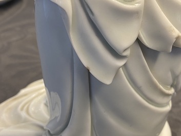 Een Chinese blanc de Chine figuur van Guanyin, zegelmerk, 19/20e eeuw