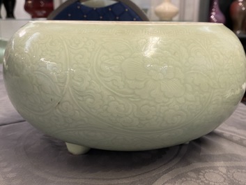 Een Chinese monochrome celadon driepotige wierookbrander met onderglazuur floraal decor, Kangxi