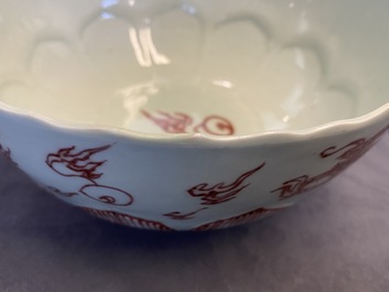 Een Chinese kom met koperrood drakendecor op celadon fondkleur, Kangxi