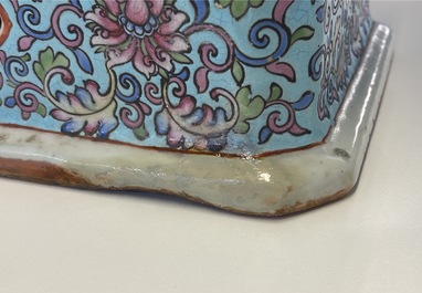 Une paire de tabourets en porcelaine de Chine famille rose en forme d'&eacute;l&eacute;phant, 19/20&egrave;me