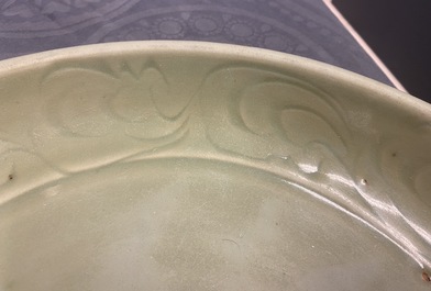 Un plat en porcelaine de Chine c&eacute;ladon de Longquan &agrave; d&eacute;cor incis&eacute;, Yuan/Ming