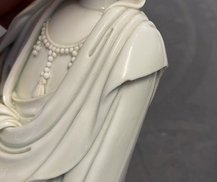 Une figure de Guanyin en porcelaine blanc de Chine, marque en creux, 19/20&egrave;me