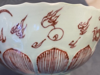 Een Chinese kom met koperrood drakendecor op celadon fondkleur, Kangxi