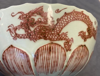 Een Chinese kom met koperrood drakendecor op celadon fondkleur, Kangxi