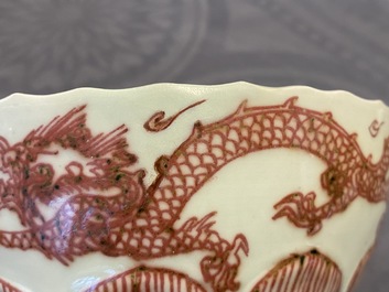 Un bol en porcelaine de Chine &agrave; d&eacute;cor de dragons en rouge de cuivre sur fond c&eacute;ladon, Kangxi