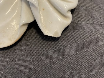 Une figure de Guanyin en porcelaine blanc de Chine, marque en creux, 19/20&egrave;me