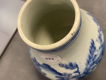 Un vase en porcelaine de Chine en bleu et blanc, marque et &eacute;poque de Yongzheng