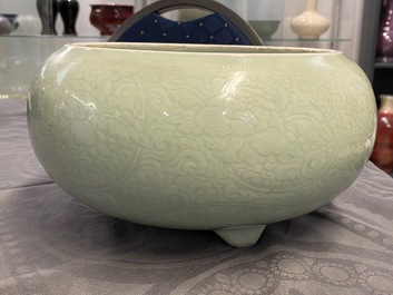 Een Chinese monochrome celadon driepotige wierookbrander met onderglazuur floraal decor, Kangxi