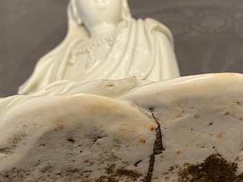 Une figure de Guanyin en porcelaine blanc de Chine, marque en creux, 19/20&egrave;me